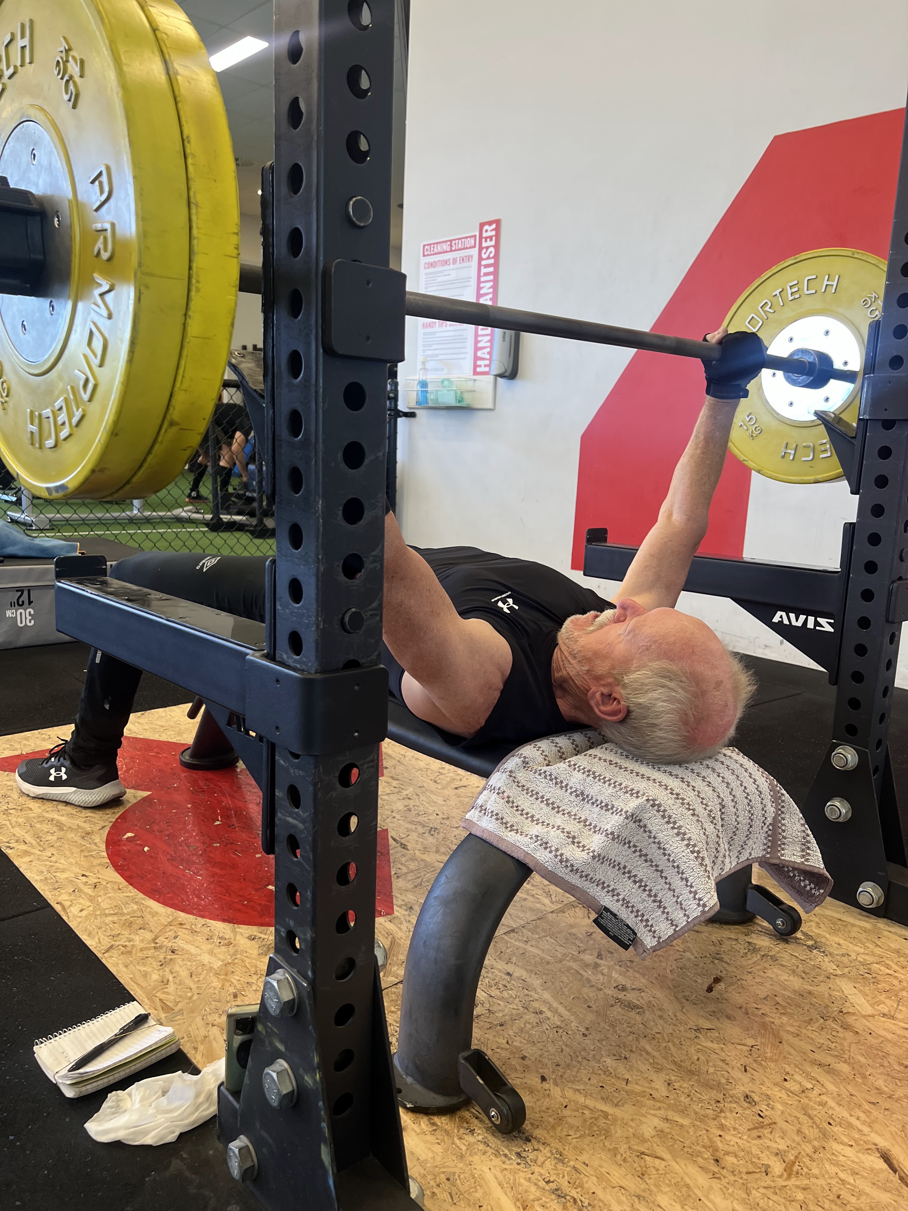Bench press training session